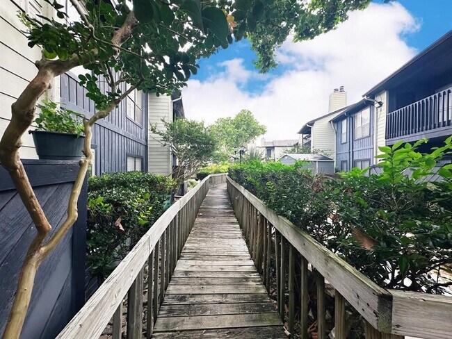 9009 Richmond Ave. in Houston, TX - Foto de edificio - Building Photo