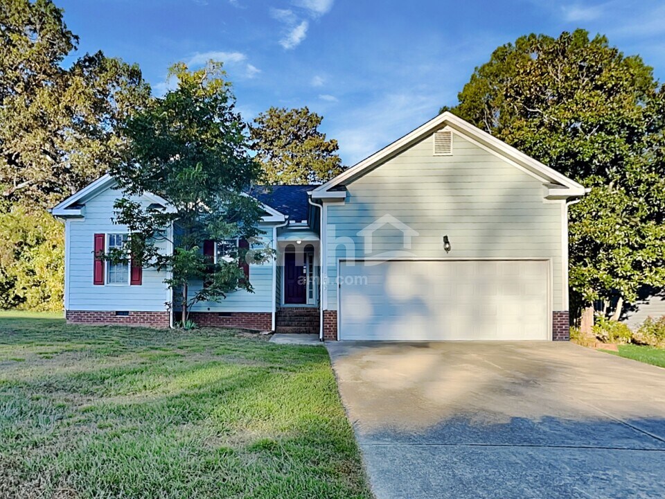 1009 Bren Village Ct in Fuquay Varina, NC - Foto de edificio