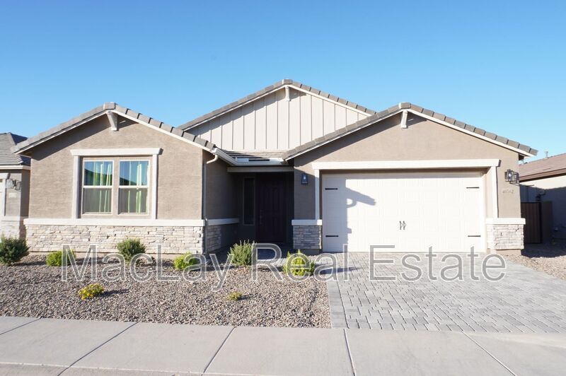 40562 W Michaels Dr in Maricopa, AZ - Building Photo