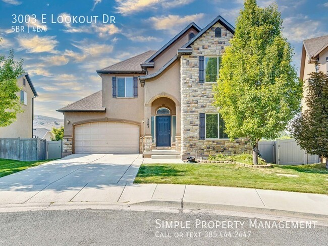 property at 3003 E Lookout Dr