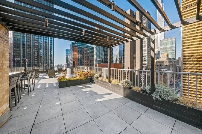 5 E 75th St in New York, NY - Building Photo - Building Photo