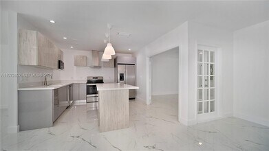 11690 SW 81st Rd in Pinecrest, FL - Building Photo - Building Photo