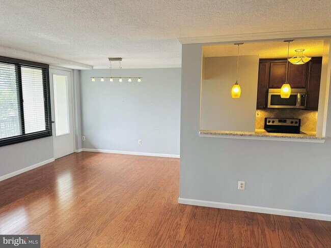 5500 Holmes Run Pkwy in Alexandria, VA - Building Photo - Building Photo