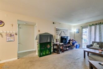 2750 Durango Dr, Unit 2012 in Las Vegas, NV - Building Photo - Building Photo