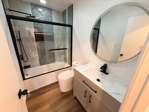 18530 Hatteras St, Unit Hatteras 212 in Tarzana, CA - Building Photo - Building Photo