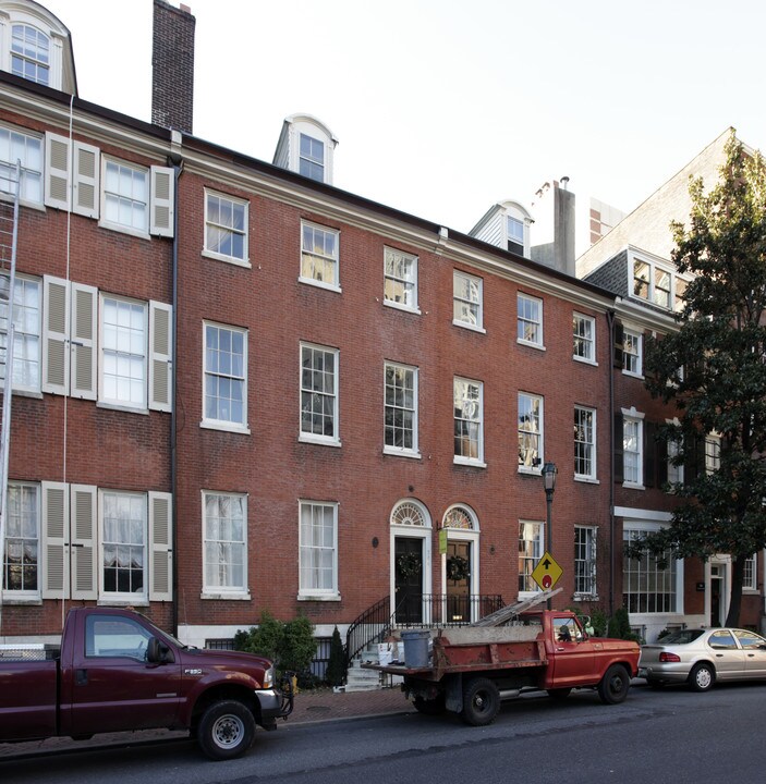 704-706 S Washington Sq in Philadelphia, PA - Building Photo