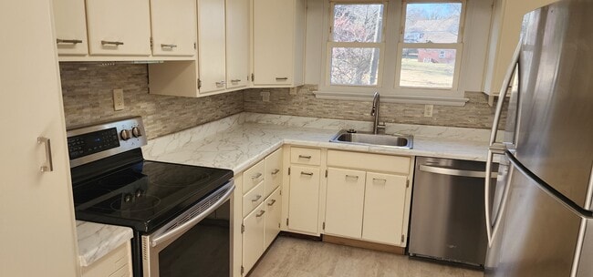 1001 Orchard Way in Silver Spring, MD - Building Photo - Building Photo