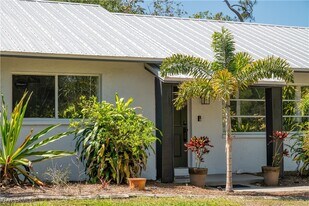 5870 Star Grass Ln in Naples, FL - Building Photo