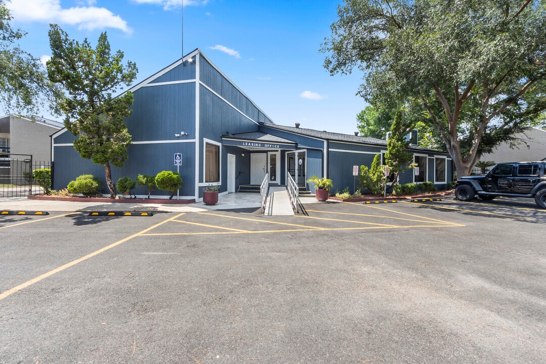 Buena Villa Apartments in Houston, TX - Foto de edificio