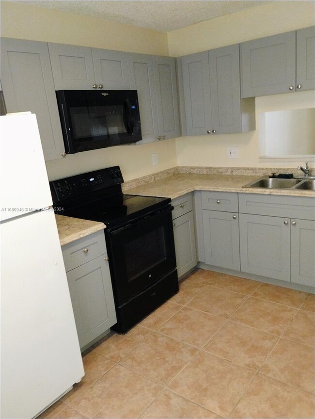 8041 Southgate Blvd, Unit h1 in North Lauderdale, FL - Building Photo - Building Photo