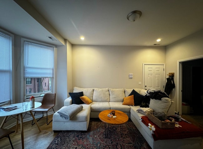 2746 W Le Moyne St, Unit 2F in Chicago, IL - Building Photo - Building Photo