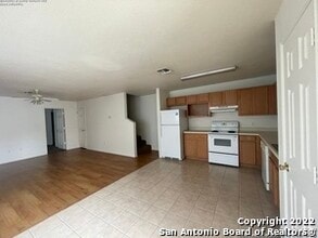 11247 Terra Loop Rd in San Antonio, TX - Foto de edificio - Building Photo
