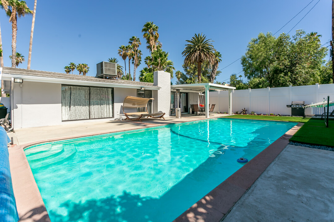 6345 Jumilla Ave in Woodland Hills, CA - Building Photo