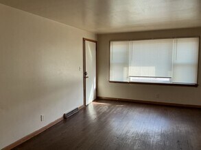 7017 N Teutonia Ave in Milwaukee, WI - Building Photo - Building Photo