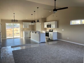 403 Pear Dr in Tieton, WA - Building Photo - Building Photo