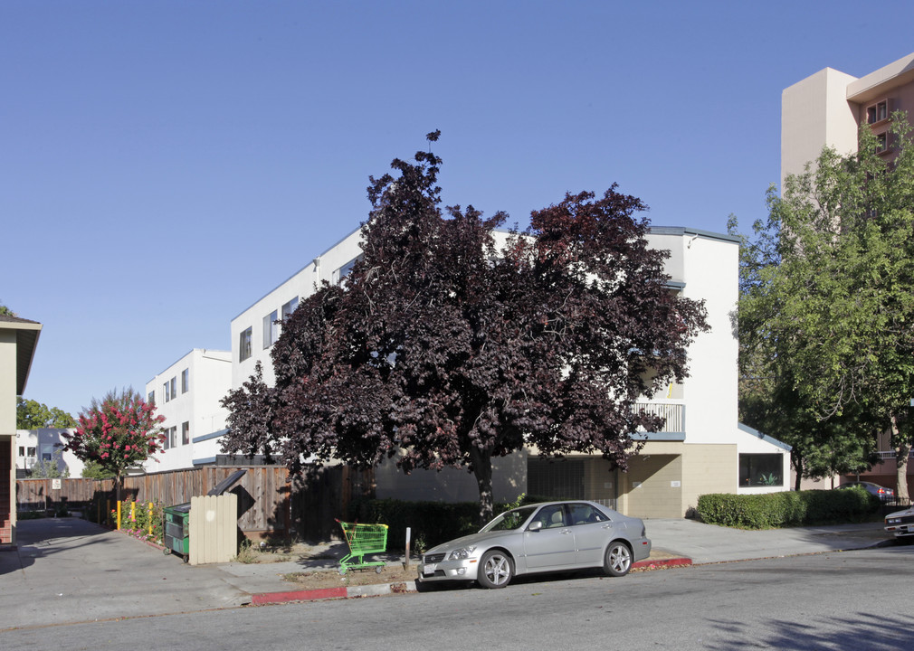 380 E San Salvador St in San Jose, CA - Building Photo