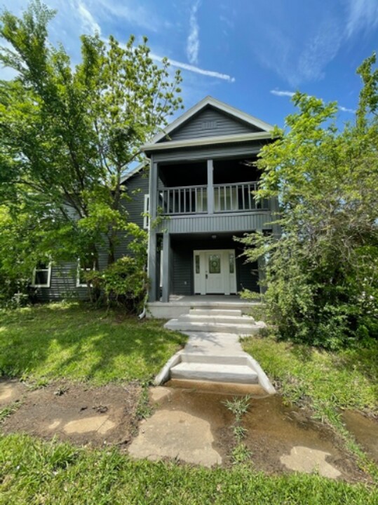 1000 W Gandy St in Denison, TX - Building Photo