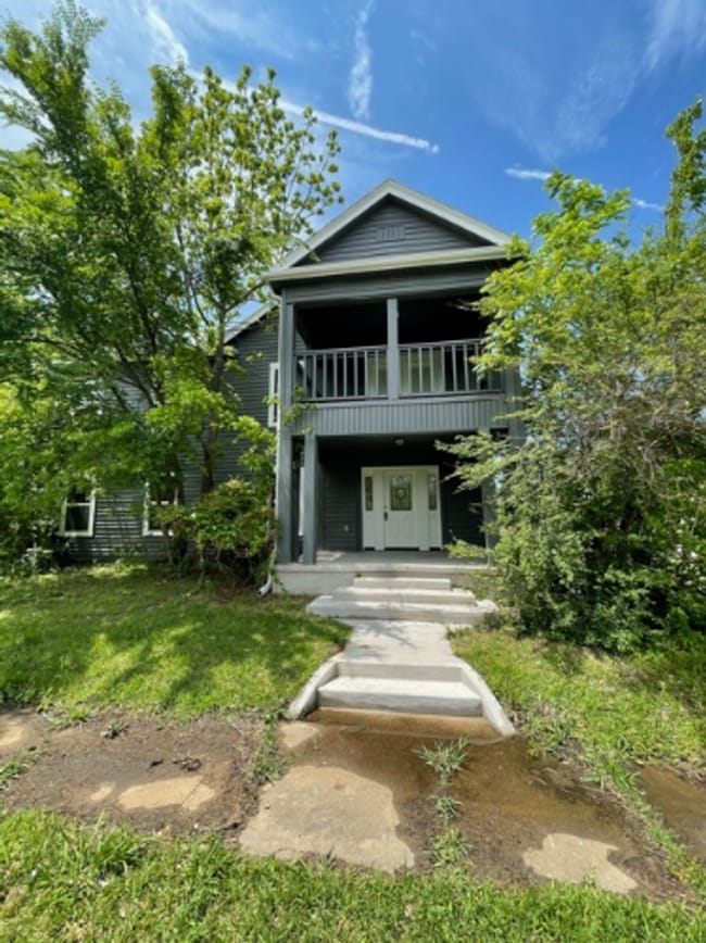 property at 1000 W Gandy St