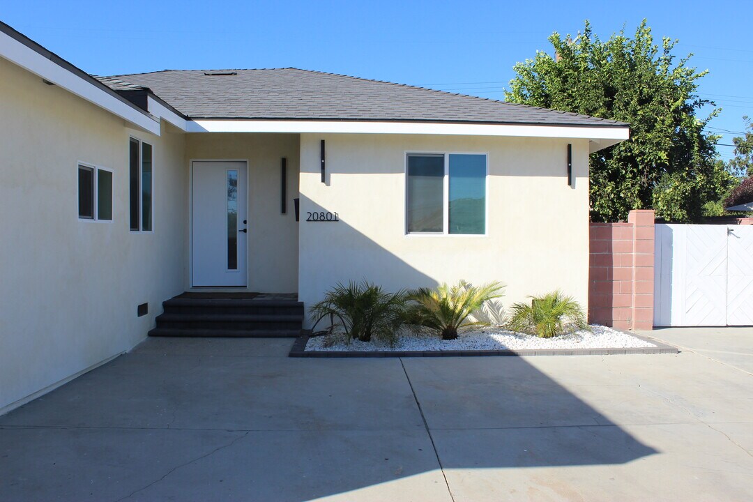 20801 Bassett St in Winnetka, CA - Foto de edificio