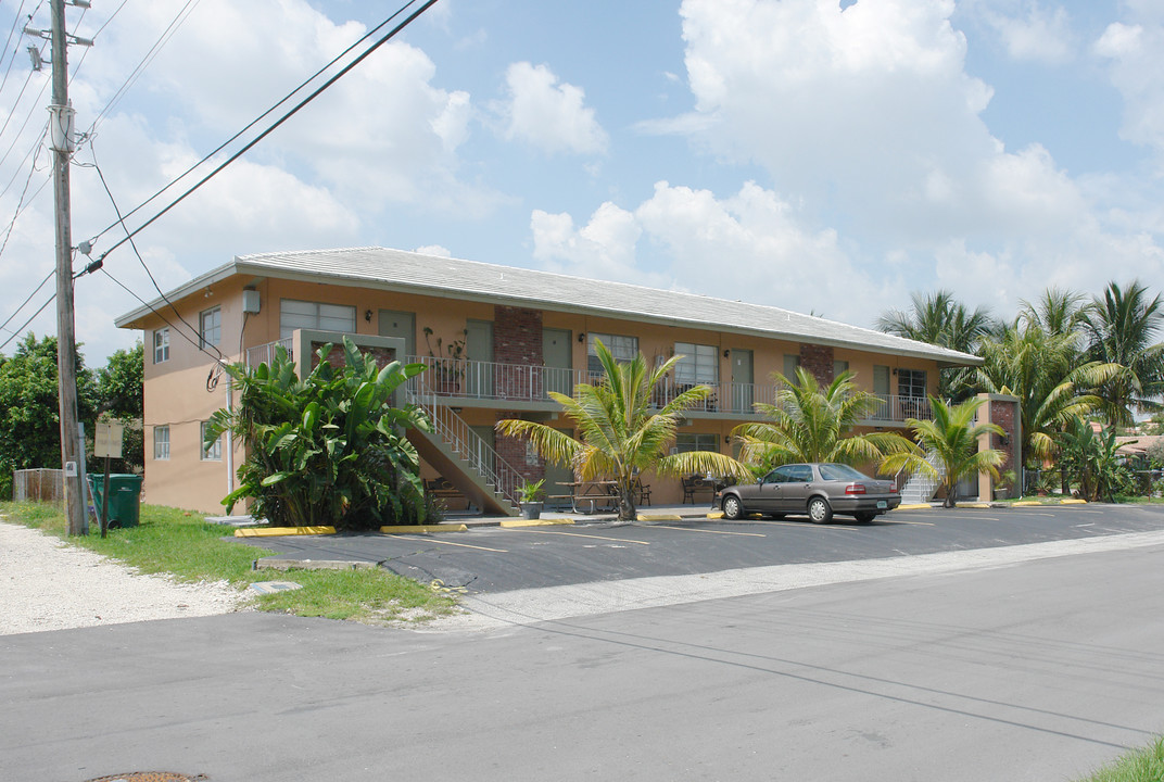 Palm Breeze Luxury Suites in Fort Lauderdale, FL - Building Photo