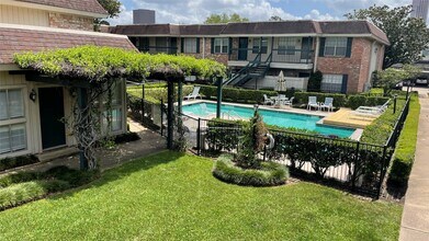 845 Augusta Dr in Houston, TX - Building Photo - Building Photo