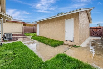 1036 W 160th St, Unit 2 in Gardena, CA - Building Photo - Building Photo