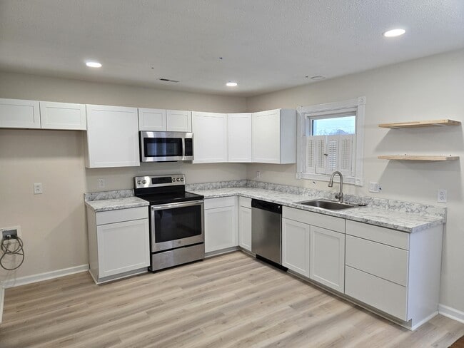 3912 Riverside Cir in Virginia Beach, VA - Building Photo - Building Photo