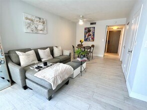 2899 Collins Ave in Miami, FL - Building Photo - Building Photo