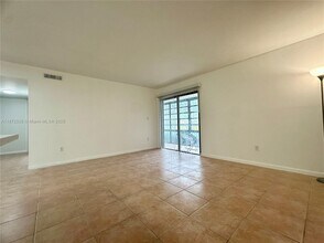9701 Hammocks Blvd in Miami, FL - Foto de edificio - Building Photo