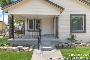 1906 Montezuma St in San Antonio, TX - Building Photo - Building Photo