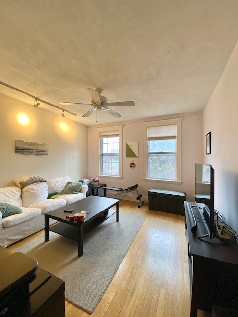 32 Sidlaw Rd in Boston, MA - Foto de edificio - Building Photo