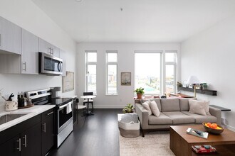 550 W Juneau Ave in Milwaukee, WI - Foto de edificio - Building Photo