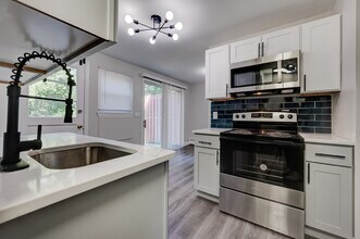 20 Howard St, Unit 17A in East Hartford, CT - Building Photo - Building Photo