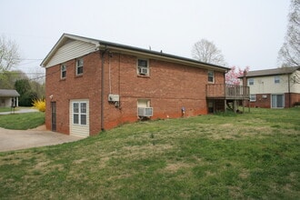 3695 Weyland Dr in Conover, NC - Foto de edificio - Building Photo