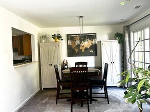164 Milkweed Ct in Three Bridges, NJ - Foto de edificio - Building Photo