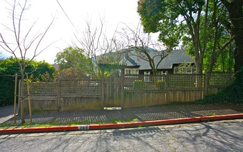 260 Crescent Rd in San Anselmo, CA - Building Photo - Building Photo