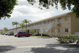 Hilton Estates in Hialeah, FL - Foto de edificio - Building Photo