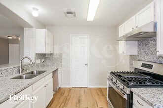 7135 Sedona Ct in Houston, TX - Foto de edificio - Building Photo