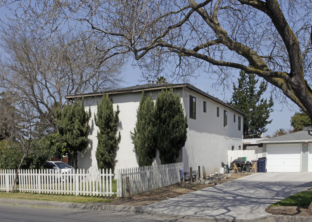 1102 Henderson Ave in Menlo Park, CA - Building Photo