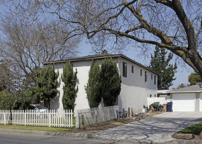 1102 Henderson Ave in Menlo Park, CA - Foto de edificio - Building Photo