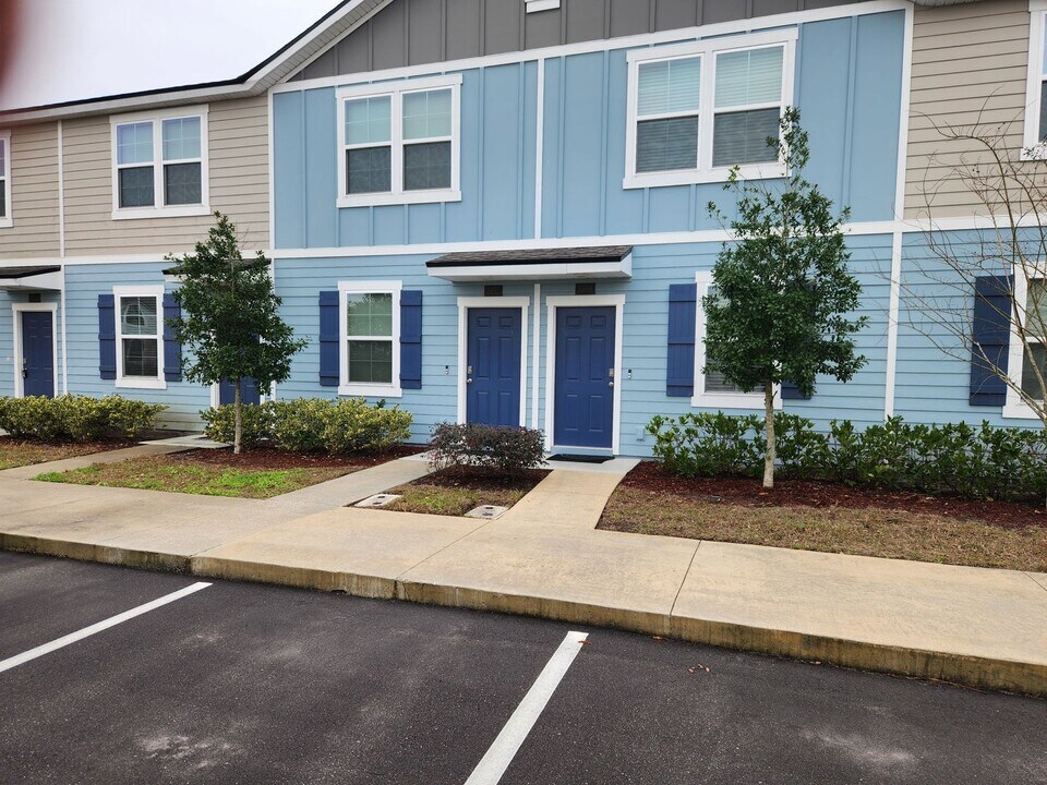 3972 Oak Mill Rd in Orange Park, FL - Foto de edificio