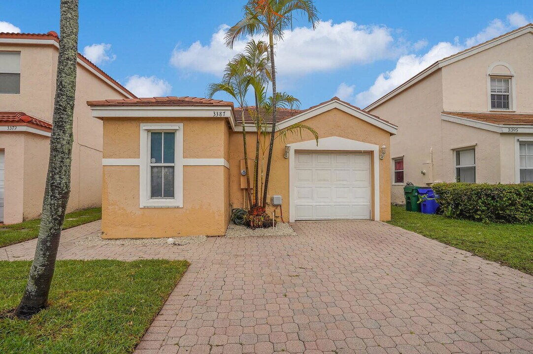 3387 Chickee Ln in Margate, FL - Building Photo