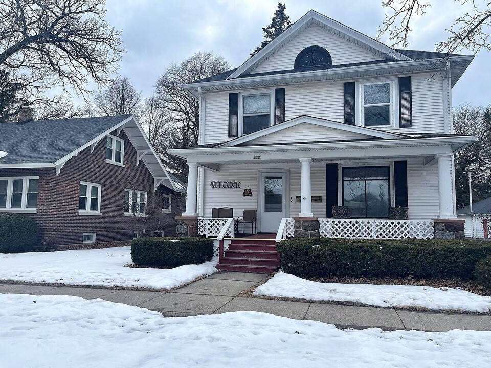 122 S 2nd St in Delavan, WI - Building Photo