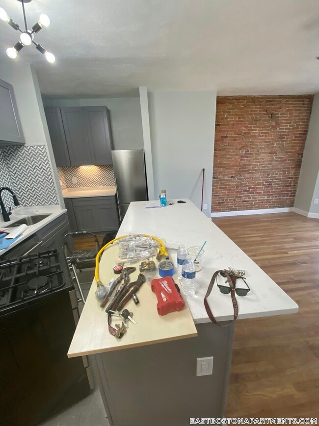 120 London St in Boston, MA - Building Photo - Building Photo