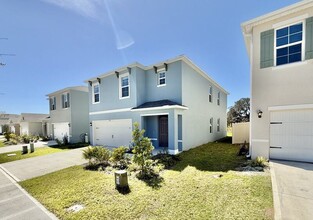 1374 Holodak Dr in Davenport, FL - Foto de edificio - Building Photo