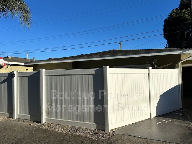 2285 Santa Ana Ave in Costa Mesa, CA - Building Photo - Building Photo