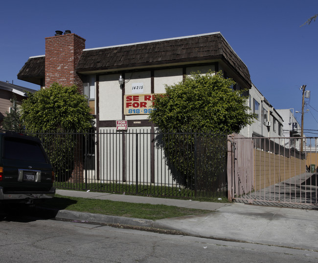 14215 Calvert St in Van Nuys, CA - Building Photo - Building Photo