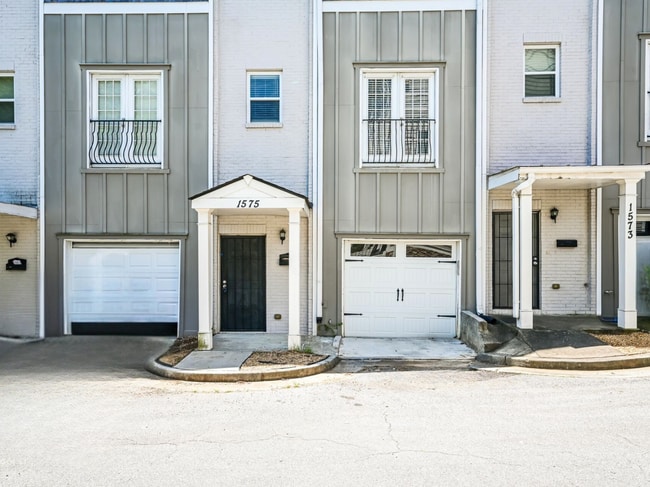 1575 Laurel Park Cir in Atlanta, GA - Building Photo - Building Photo