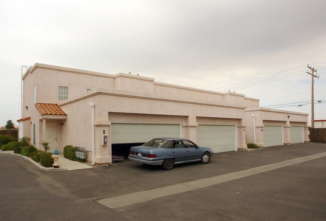 15544 Sequoia Ave in Hesperia, CA - Foto de edificio - Building Photo