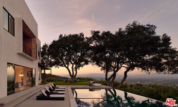 13331 Mulholland Dr in Beverly Hills, CA - Building Photo - Building Photo